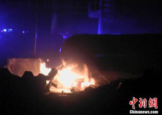 火災(zāi)現(xiàn)場(chǎng)，可以看到一個(gè)儲(chǔ)氣罐正在熊熊燃燒。