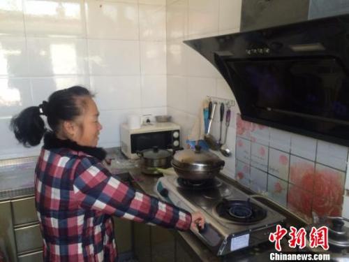 圖為居民用燃?xì)庠钭鲲??！±钔ヒ?攝